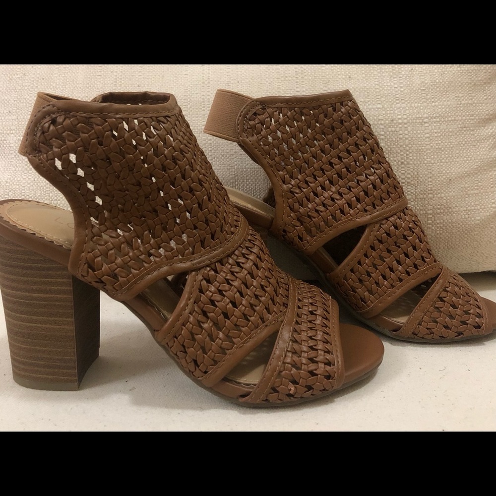 Brand New Lauren Conrad Block Heel Sandal Size 7M